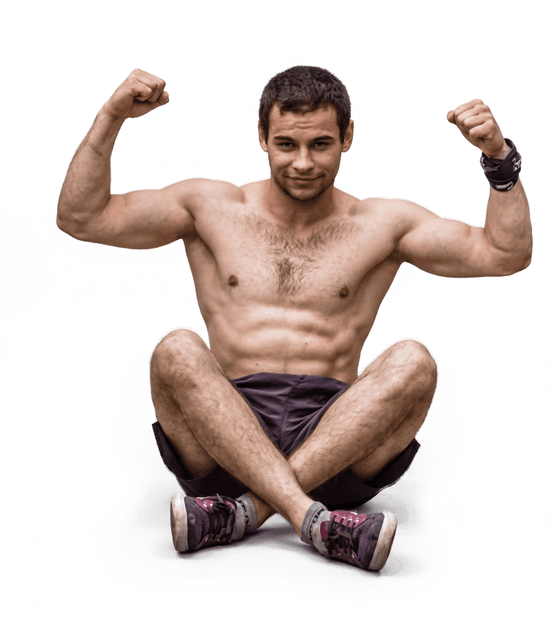 Artur sedící na workout hřišti.