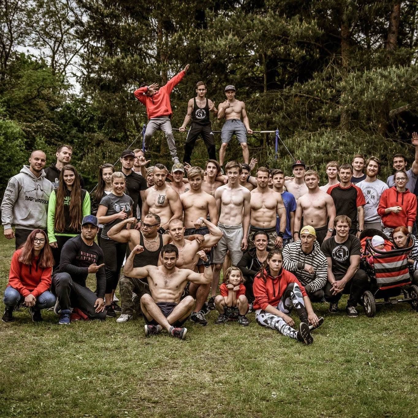 Soutěžní moment z calistheniky na workout hřišti.