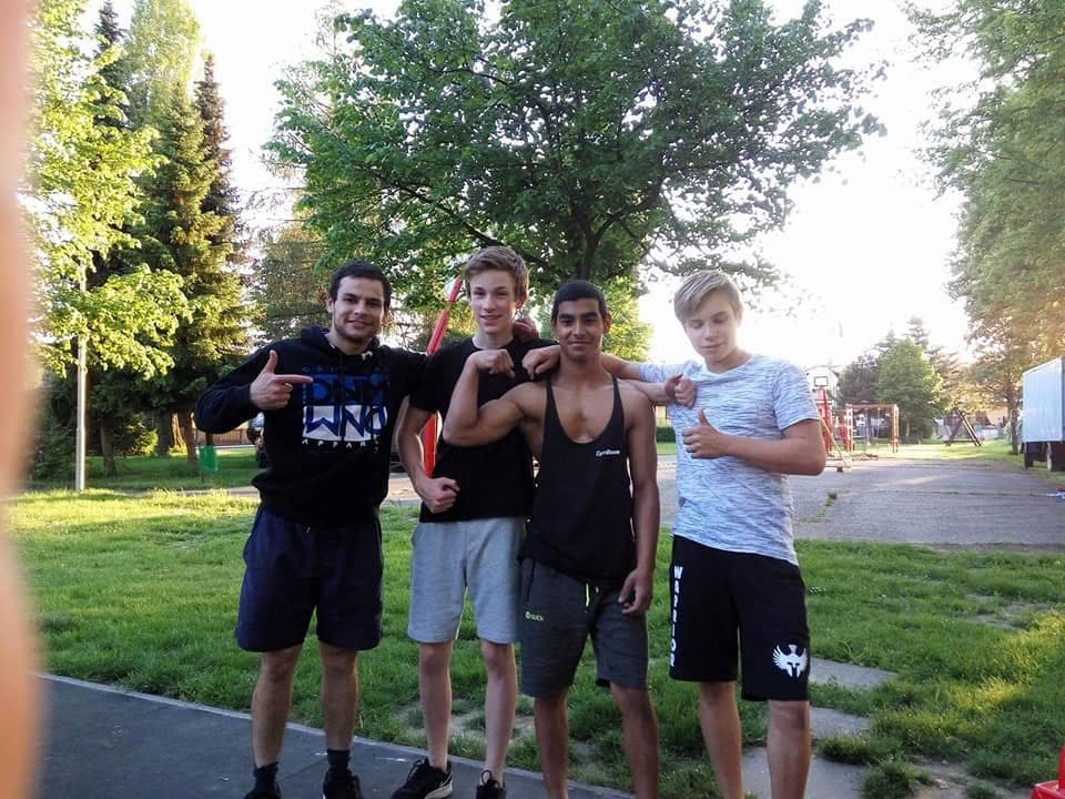 Workoutová komunita a soutěžní atmosféra.